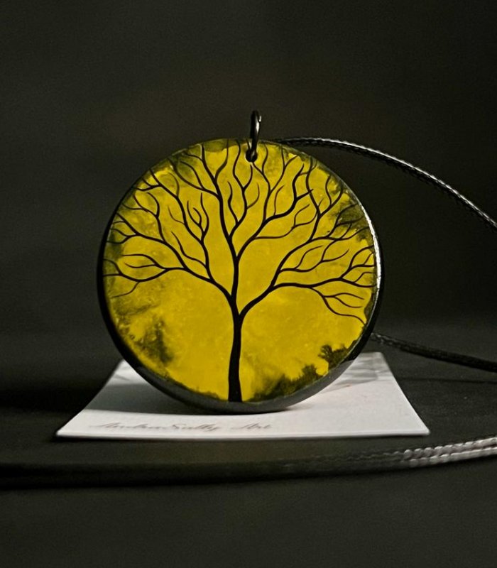 Medalion galben cu copac negru